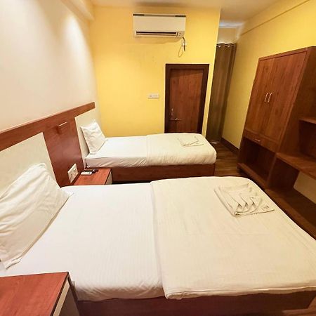 Shivam Hotel Varanasi - Near Kashi Vishwanath Temple With Parking And Lift מראה חיצוני תמונה