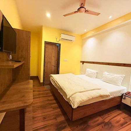 Shivam Hotel Varanasi - Near Kashi Vishwanath Temple With Parking And Lift מראה חיצוני תמונה