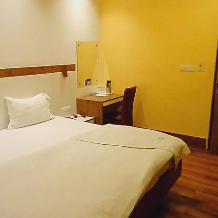 Shivam Hotel Varanasi - Near Kashi Vishwanath Temple With Parking And Lift מראה חיצוני תמונה