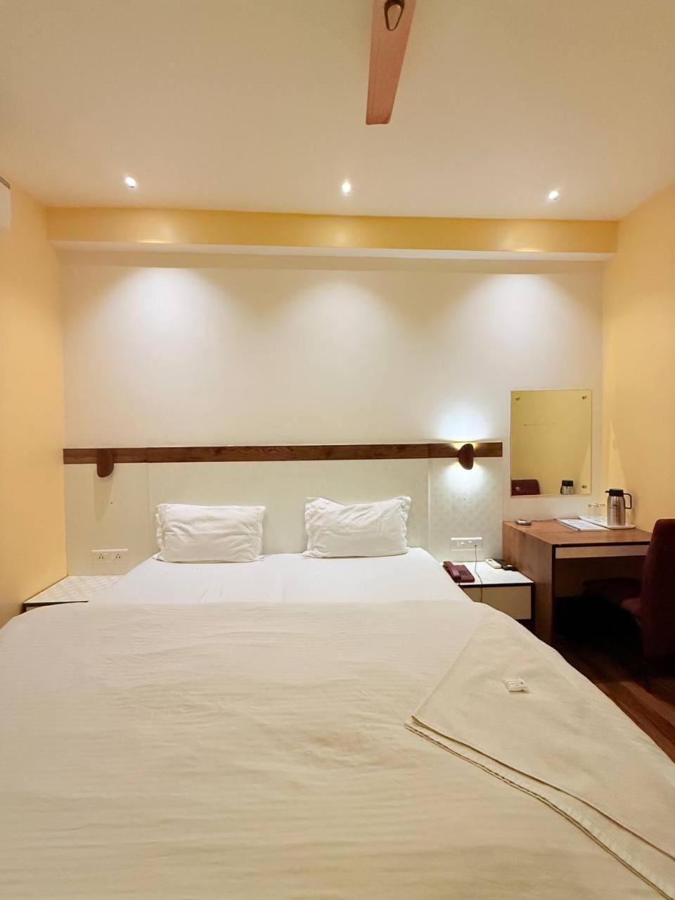 Shivam Hotel Varanasi - Near Kashi Vishwanath Temple With Parking And Lift מראה חיצוני תמונה