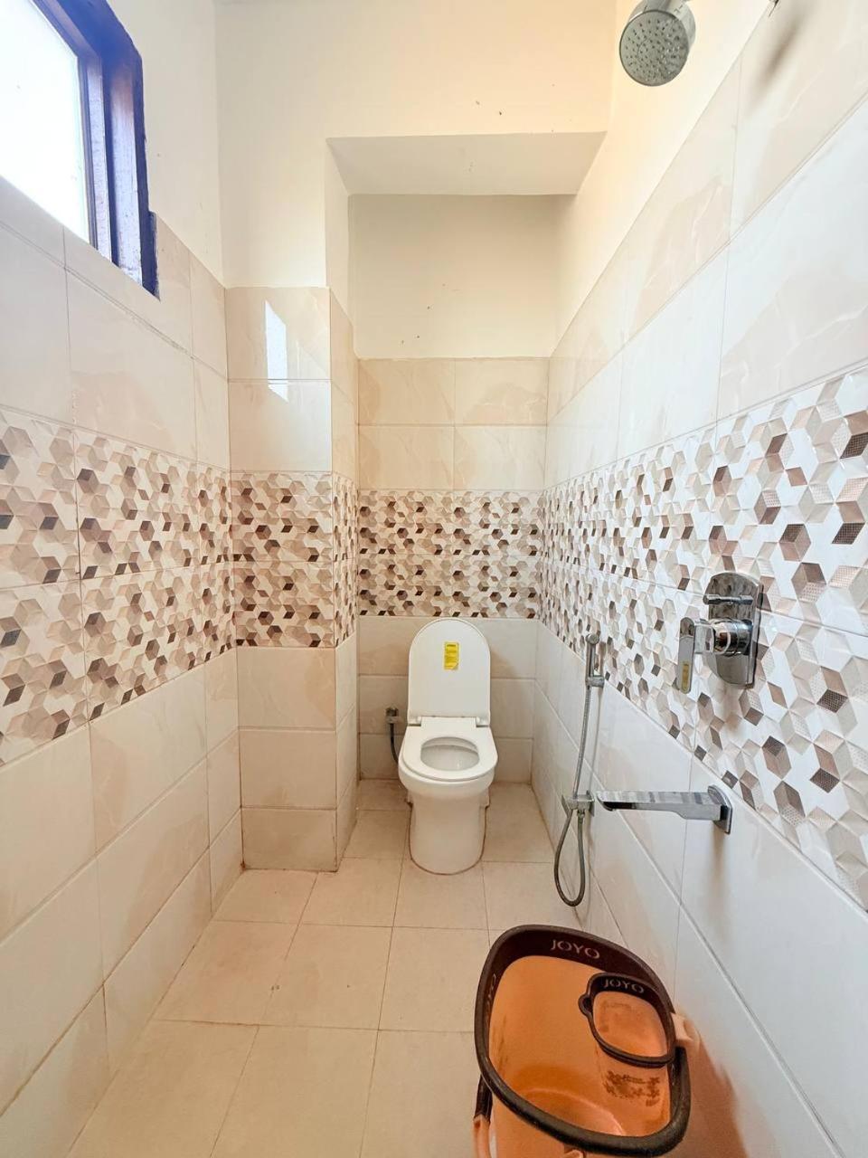 Shivam Hotel Varanasi - Near Kashi Vishwanath Temple With Parking And Lift מראה חיצוני תמונה