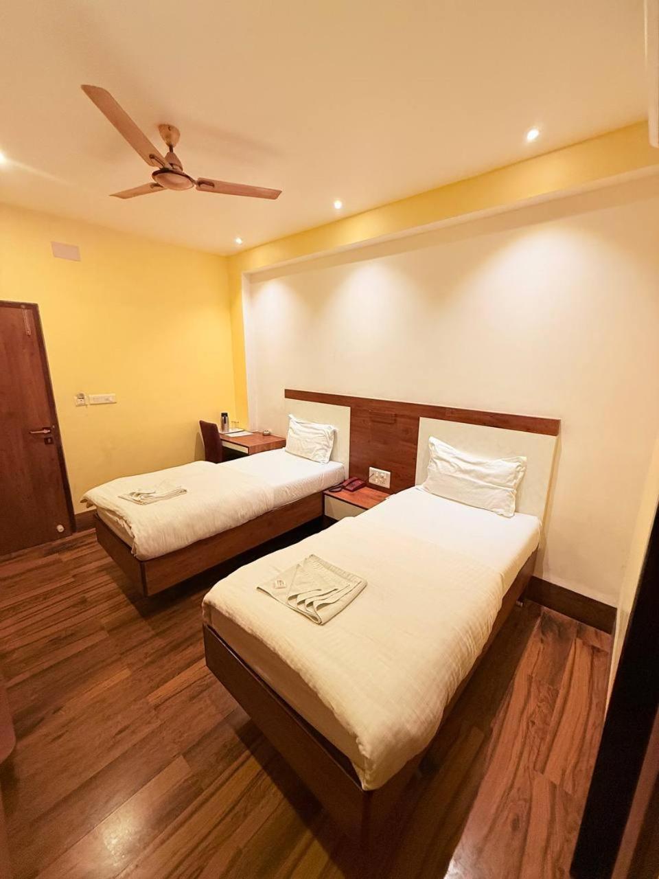 Shivam Hotel Varanasi - Near Kashi Vishwanath Temple With Parking And Lift מראה חיצוני תמונה