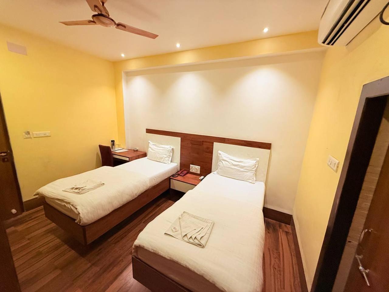 Shivam Hotel Varanasi - Near Kashi Vishwanath Temple With Parking And Lift מראה חיצוני תמונה