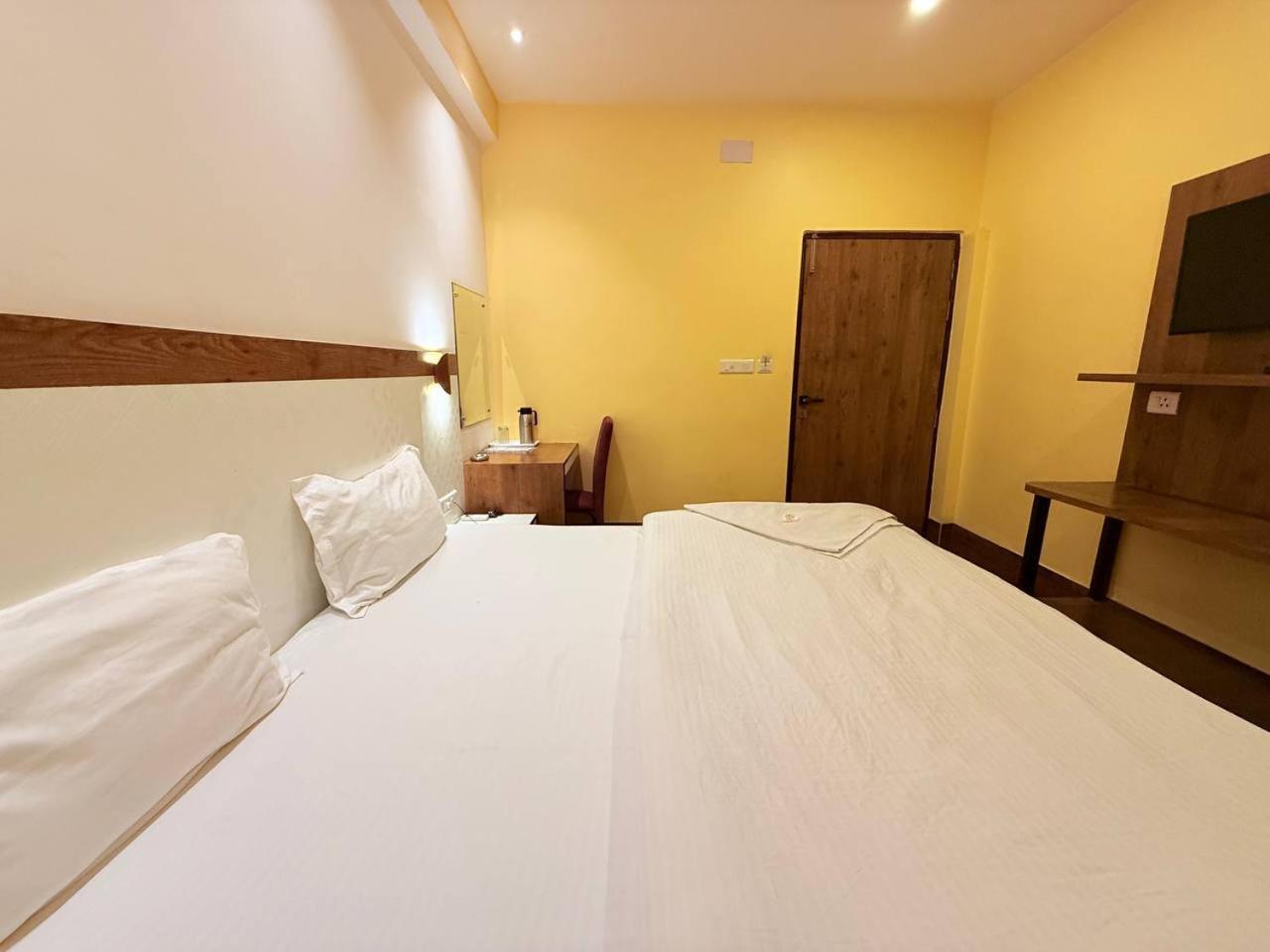 Shivam Hotel Varanasi - Near Kashi Vishwanath Temple With Parking And Lift מראה חיצוני תמונה