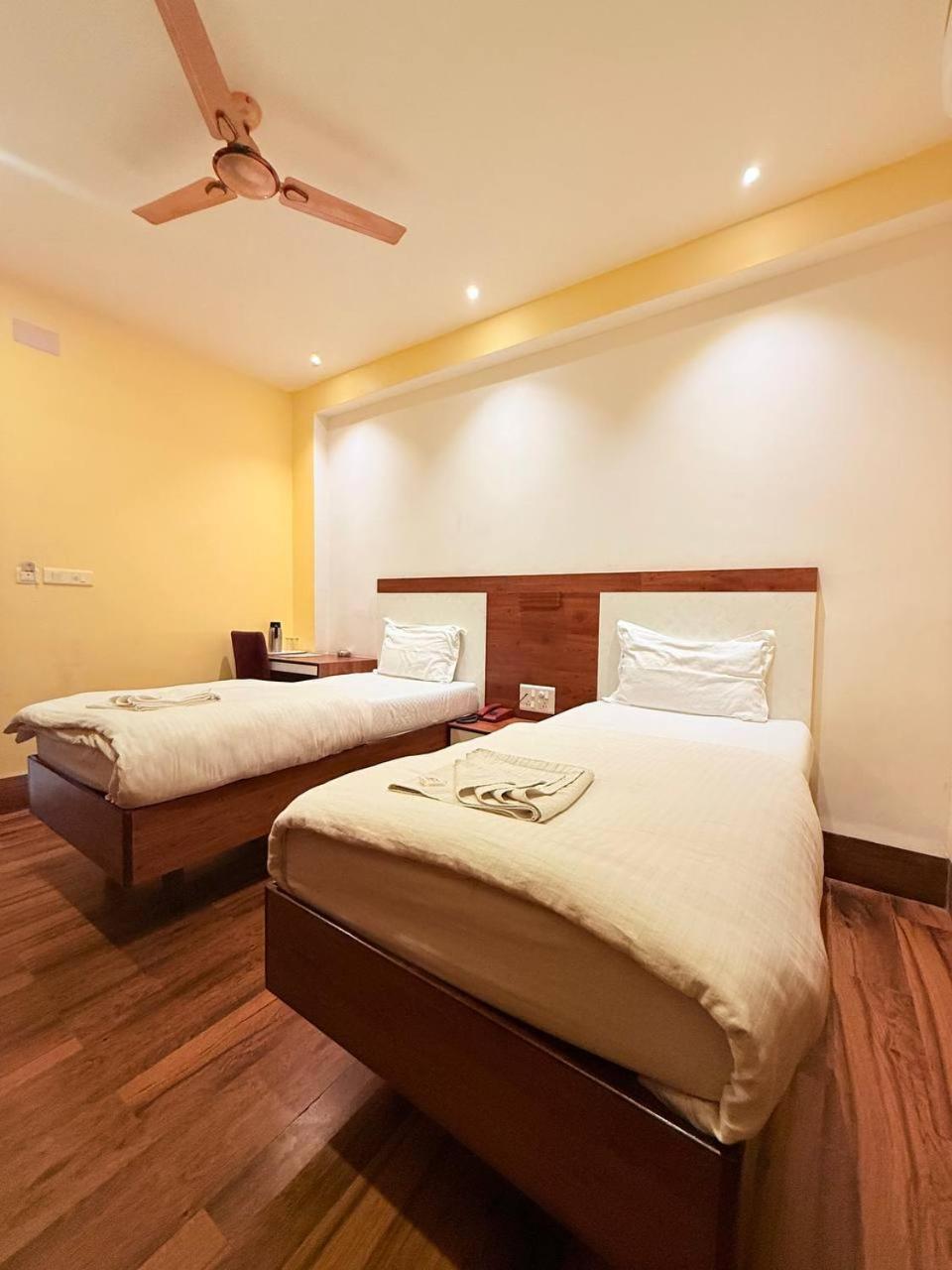 Shivam Hotel Varanasi - Near Kashi Vishwanath Temple With Parking And Lift מראה חיצוני תמונה