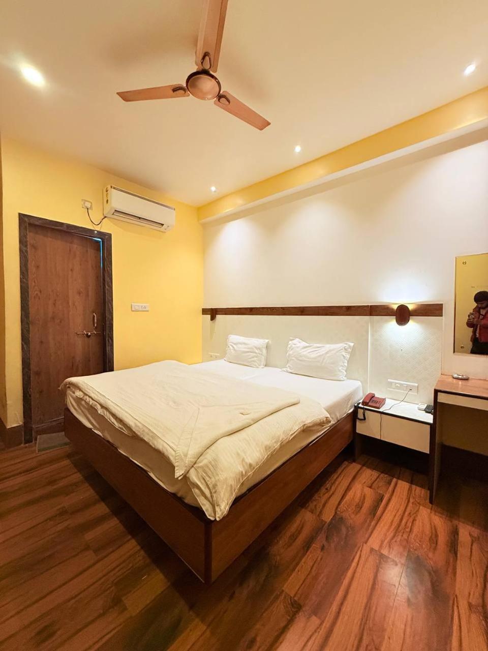 Shivam Hotel Varanasi - Near Kashi Vishwanath Temple With Parking And Lift מראה חיצוני תמונה
