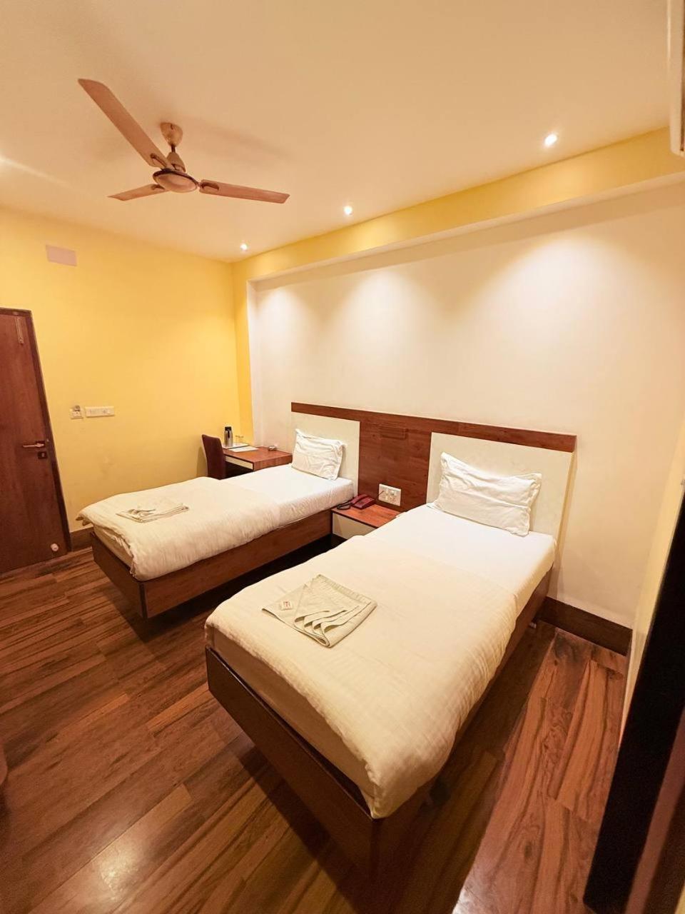 Shivam Hotel Varanasi - Near Kashi Vishwanath Temple With Parking And Lift מראה חיצוני תמונה