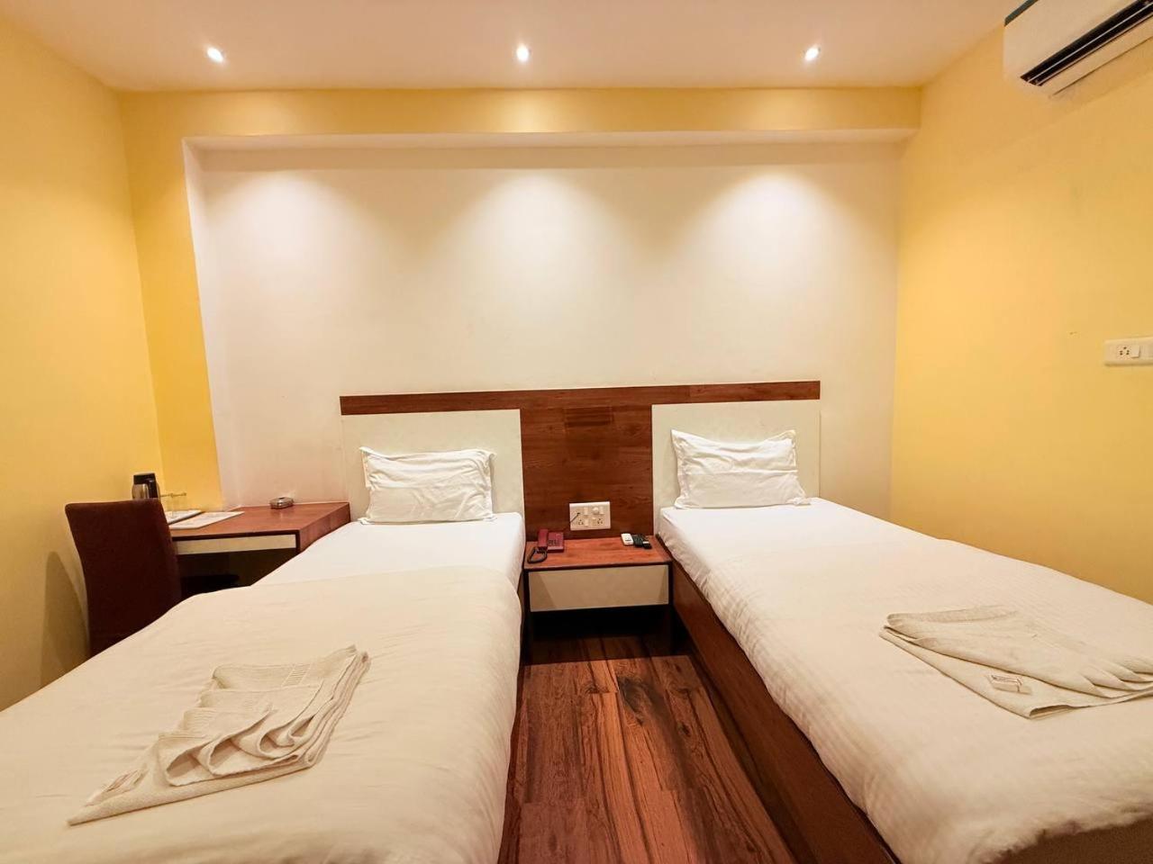 Shivam Hotel Varanasi - Near Kashi Vishwanath Temple With Parking And Lift מראה חיצוני תמונה