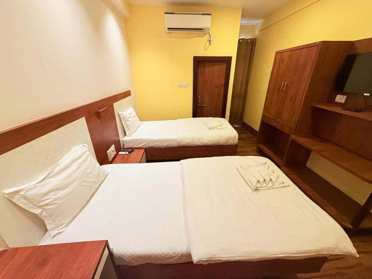 Shivam Hotel Varanasi - Near Kashi Vishwanath Temple With Parking And Lift מראה חיצוני תמונה