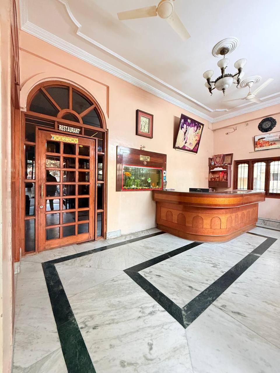Shivam Hotel Varanasi - Near Kashi Vishwanath Temple With Parking And Lift מראה חיצוני תמונה