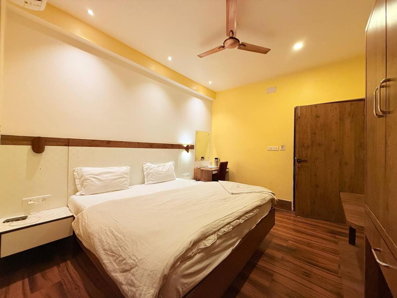 Shivam Hotel Varanasi - Near Kashi Vishwanath Temple With Parking And Lift מראה חיצוני תמונה