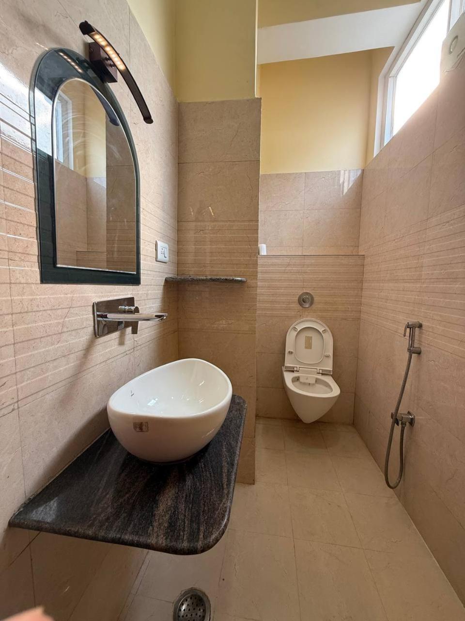 Shivam Hotel Varanasi - Near Kashi Vishwanath Temple With Parking And Lift מראה חיצוני תמונה