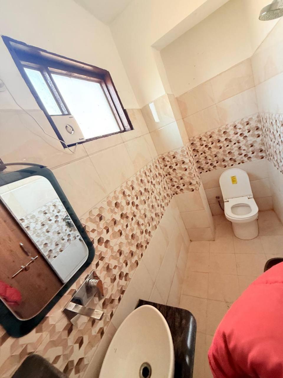 Shivam Hotel Varanasi - Near Kashi Vishwanath Temple With Parking And Lift מראה חיצוני תמונה