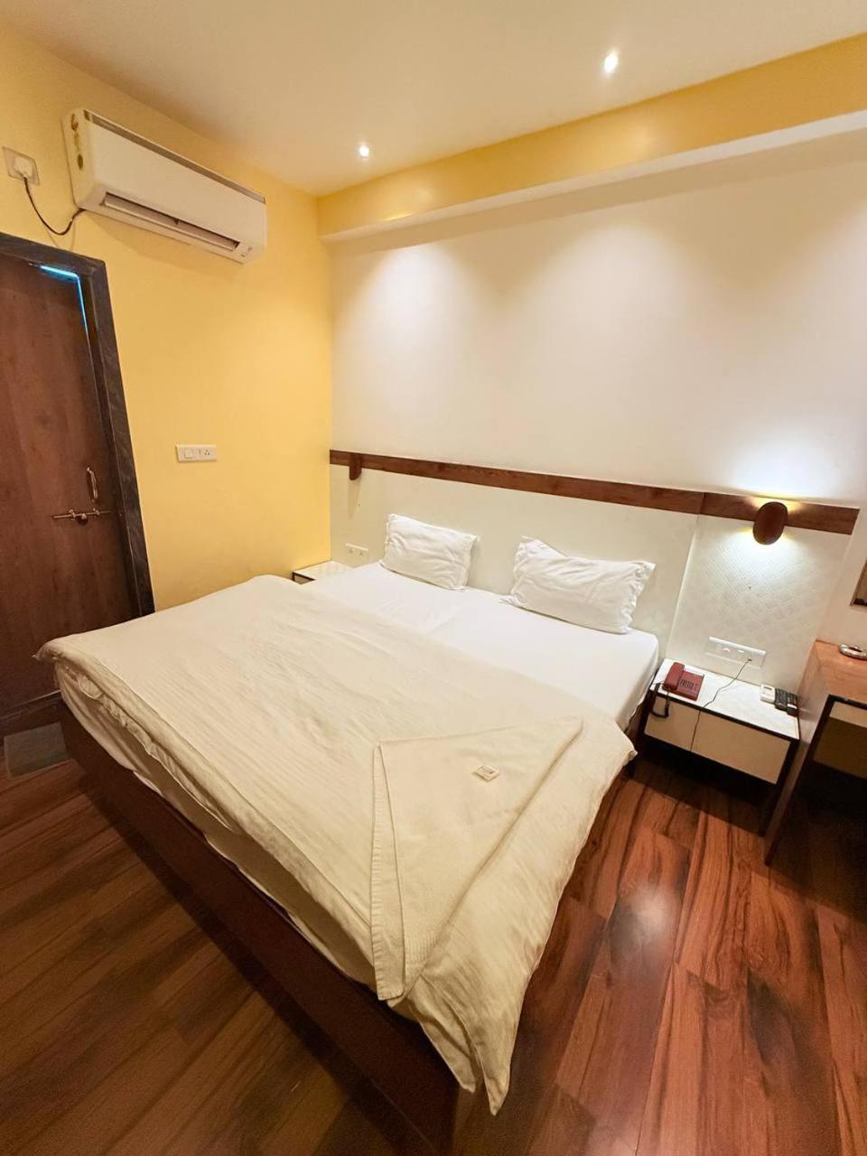 Shivam Hotel Varanasi - Near Kashi Vishwanath Temple With Parking And Lift מראה חיצוני תמונה