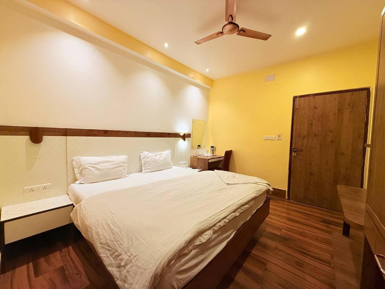 Shivam Hotel Varanasi - Near Kashi Vishwanath Temple With Parking And Lift מראה חיצוני תמונה