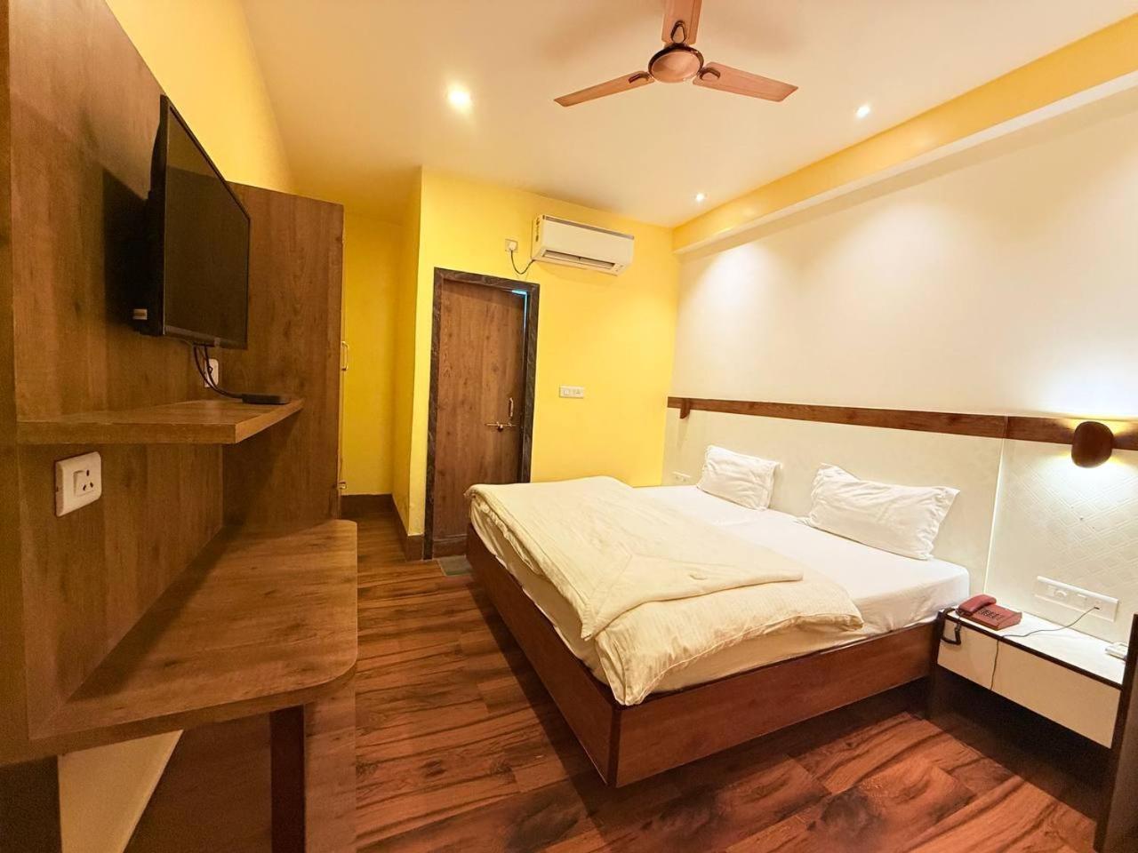 Shivam Hotel Varanasi - Near Kashi Vishwanath Temple With Parking And Lift מראה חיצוני תמונה