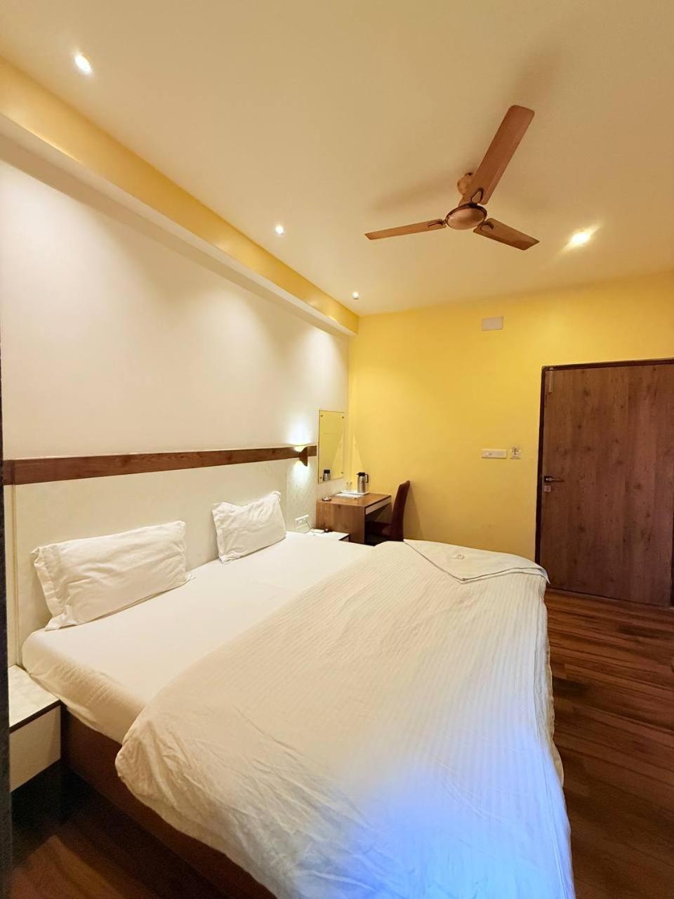 Shivam Hotel Varanasi - Near Kashi Vishwanath Temple With Parking And Lift מראה חיצוני תמונה