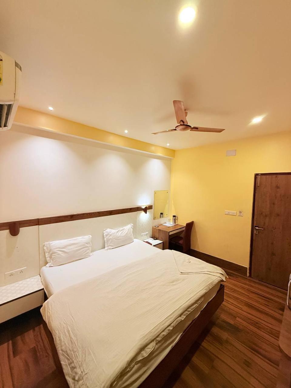 Shivam Hotel Varanasi - Near Kashi Vishwanath Temple With Parking And Lift מראה חיצוני תמונה