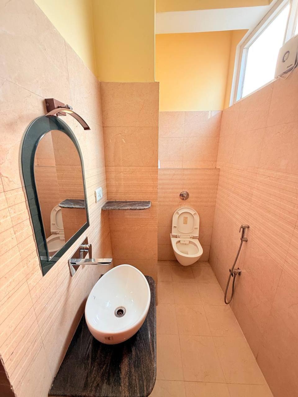 Shivam Hotel Varanasi - Near Kashi Vishwanath Temple With Parking And Lift מראה חיצוני תמונה