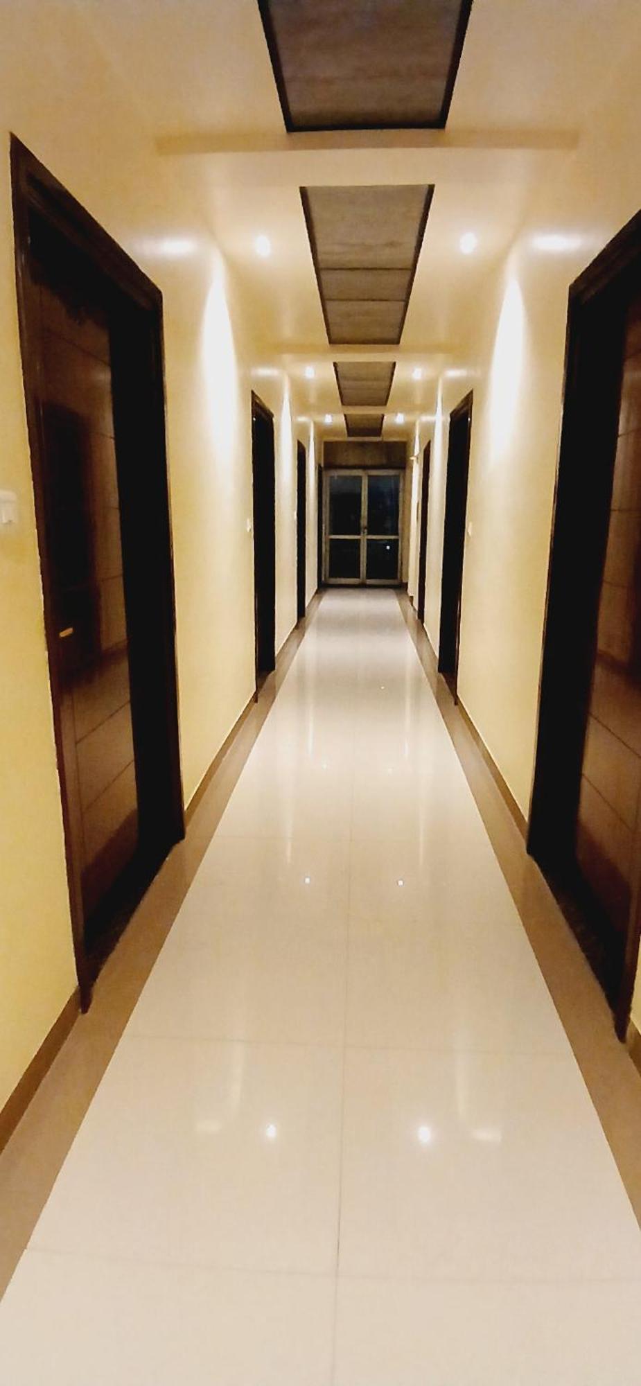 Shivam Hotel Varanasi - Near Kashi Vishwanath Temple With Parking And Lift מראה חיצוני תמונה