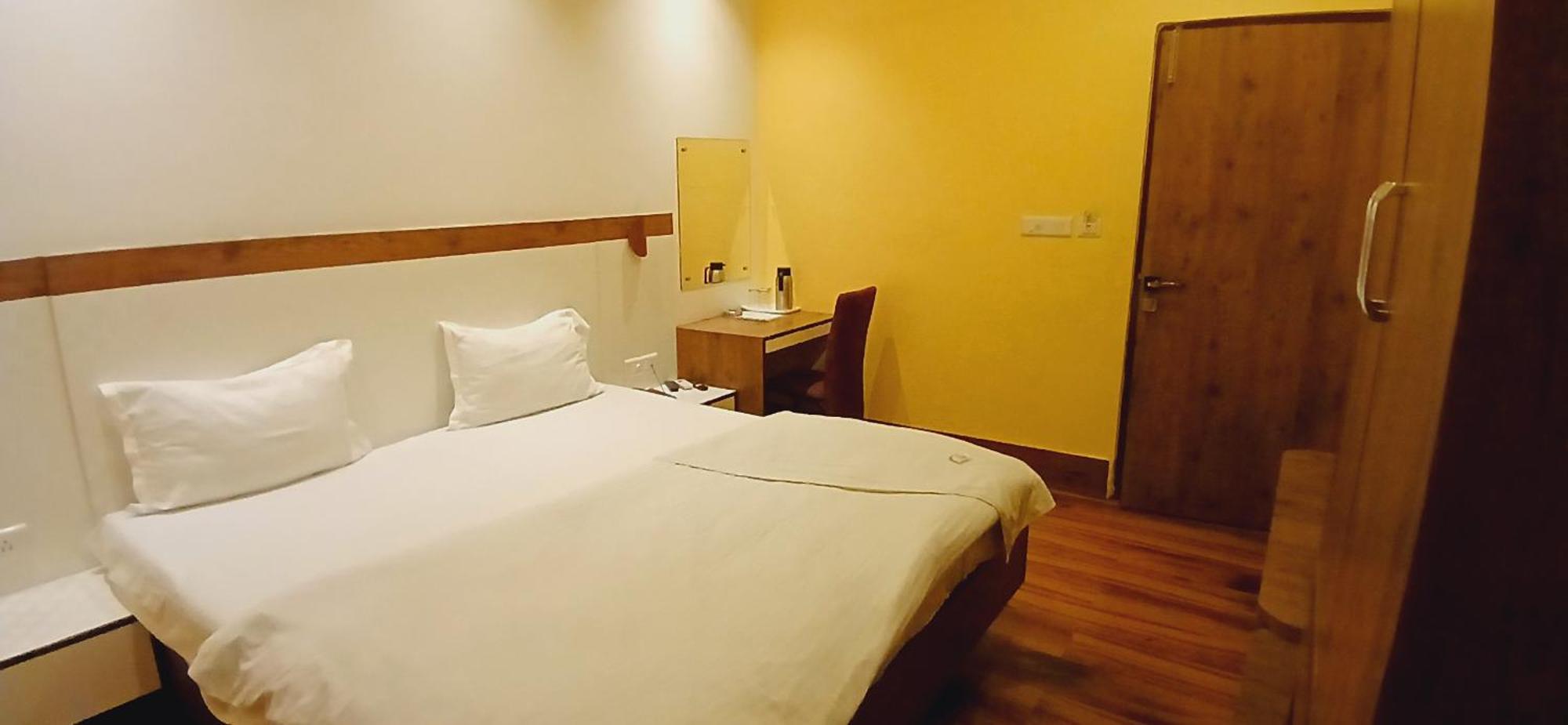 Shivam Hotel Varanasi - Near Kashi Vishwanath Temple With Parking And Lift מראה חיצוני תמונה